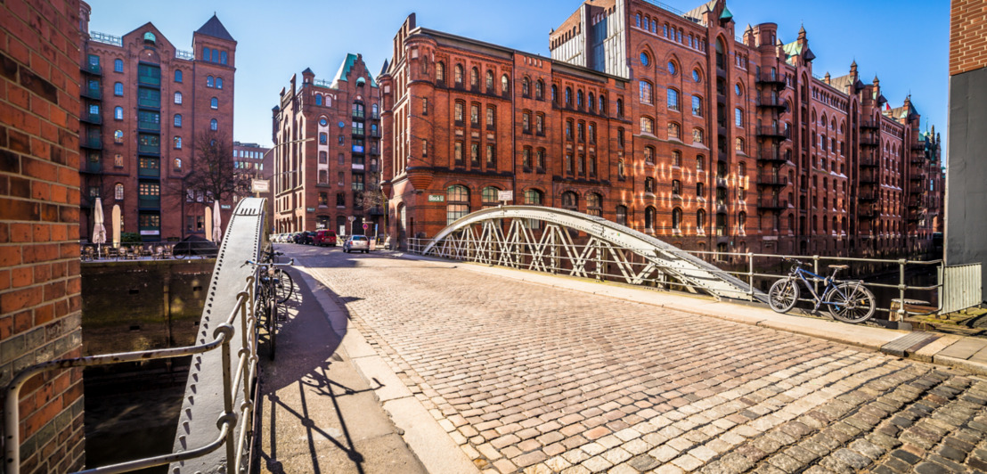 Eine der vielen Brücken, die in die Speicherstadt führt.