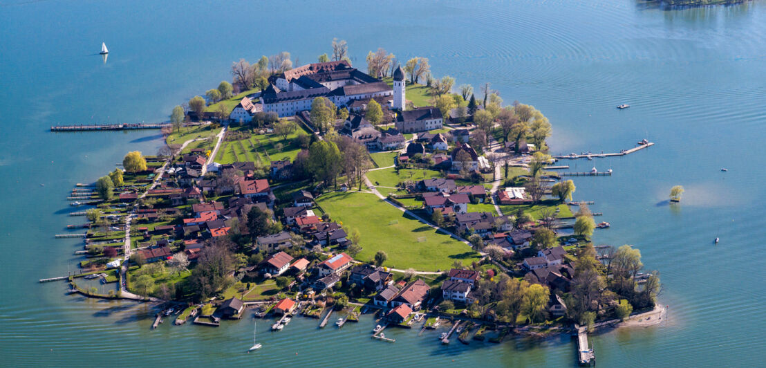 Die Fraueninsel im Chiemsee aus der Luft fotografiert