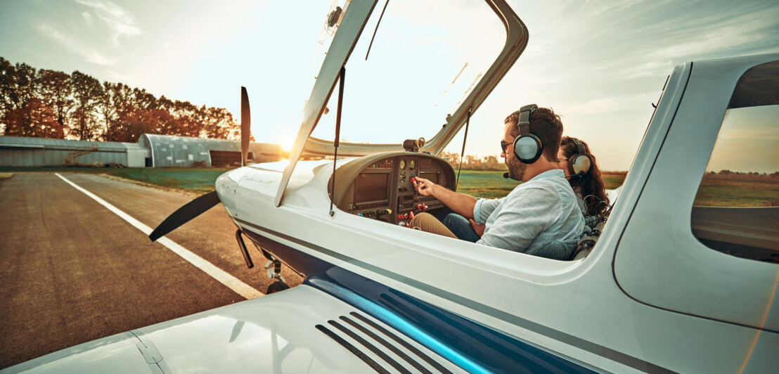 Pilot mit Co-Pilotin bereiten den Start in einem kleinen Flugzeug vor