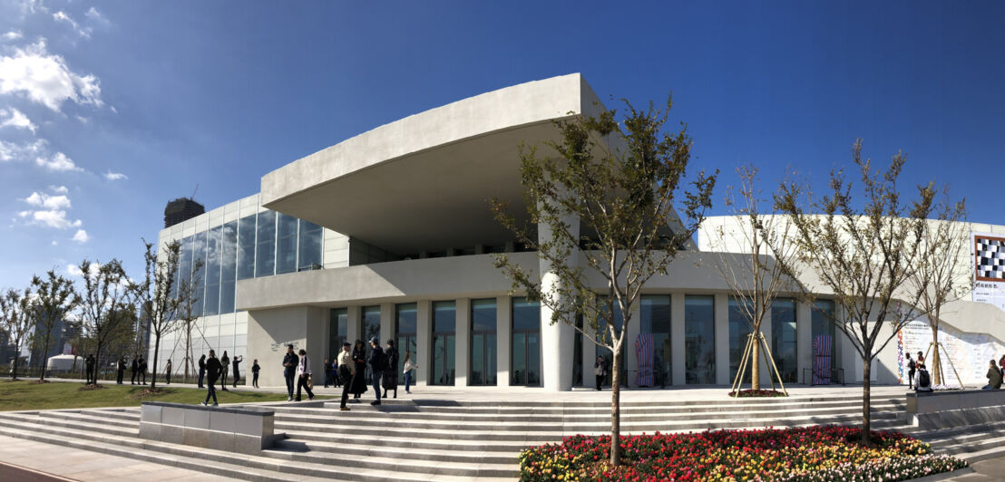 Eingangsbereich mit Treppe zu einem kubistischen Museumsgebäude