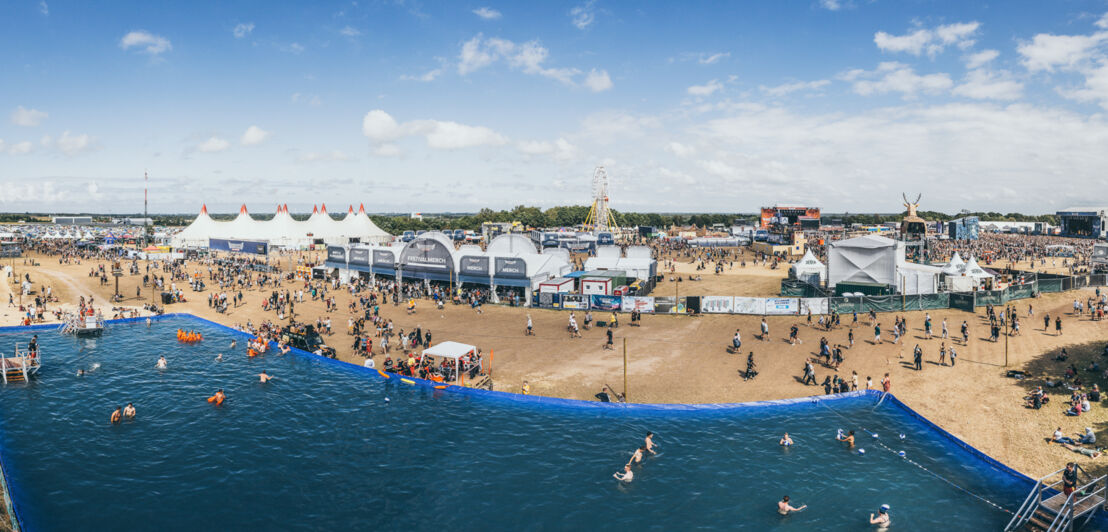 Ein Pool bei einem Festival