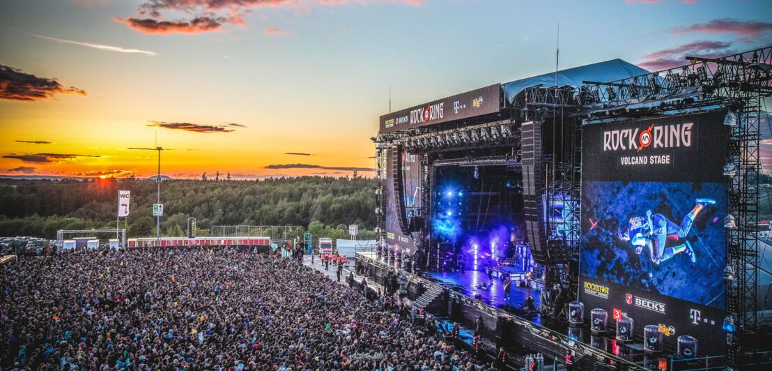 Publikum und Bühne bei Rock am Ring