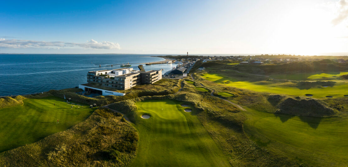 Hotelanlage am Meer mit Golfplatz