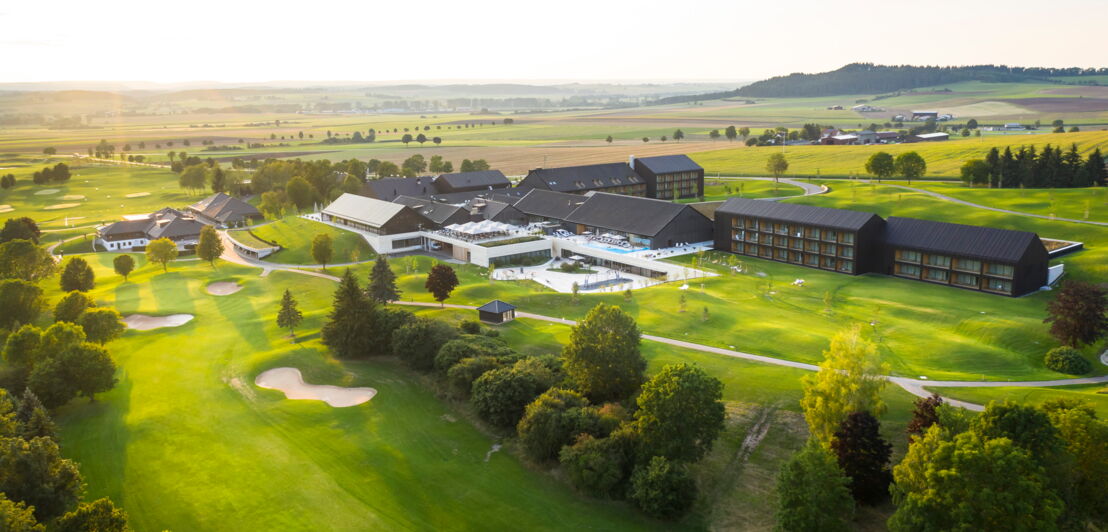 Luftaufnahme eines Goldhotels mit Golfplatz