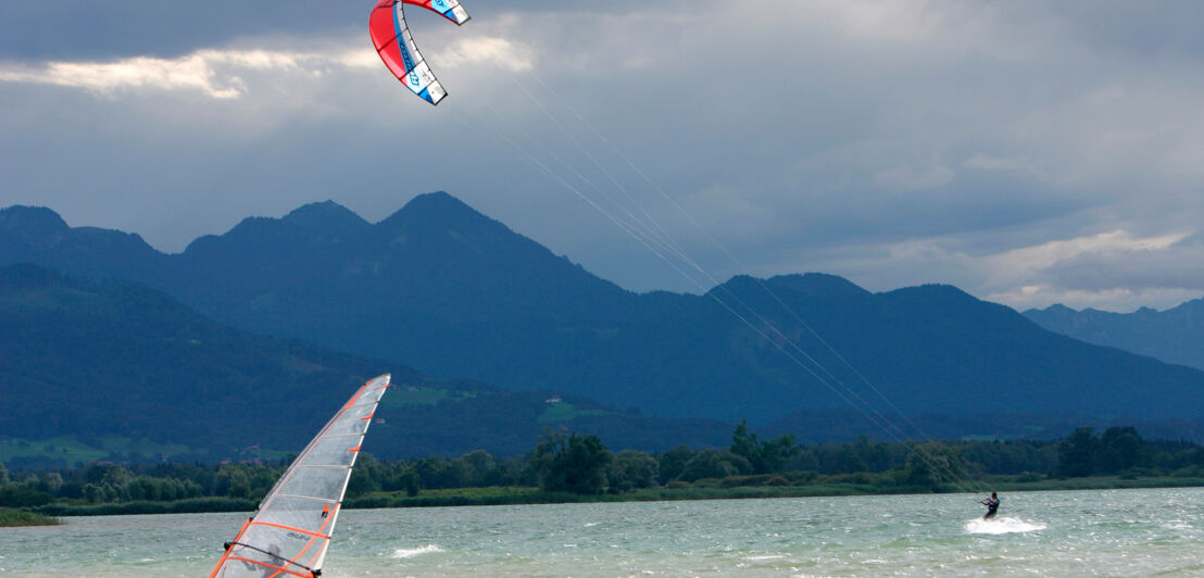 Wundsurfer und Kitesurfer am Chiemsee