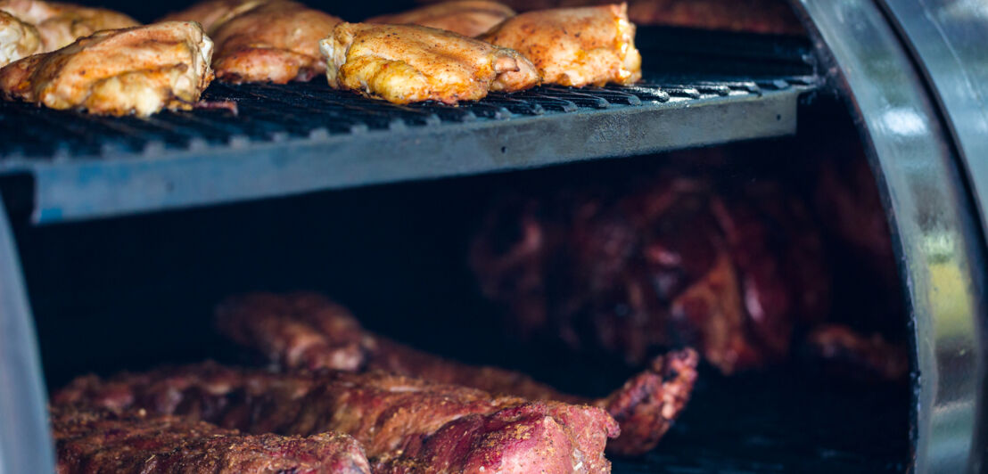 Fleisch, das im Smoker-Grill zubereitet wird