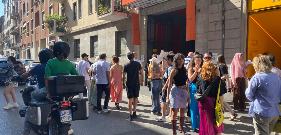 Menschen am Eingang der Hermes Präsentation im Mailänder Brera-Viertel