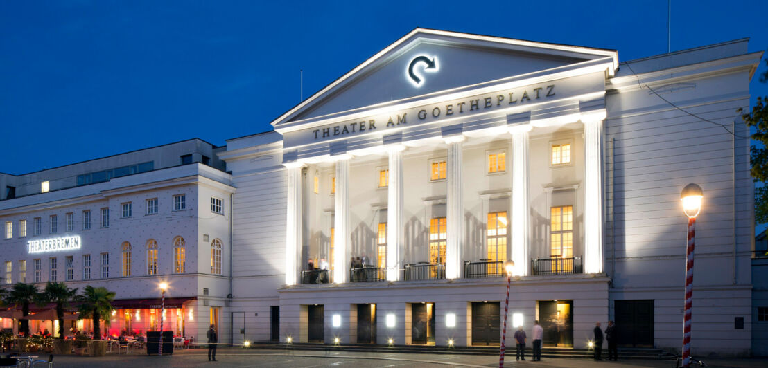 Nächtliche Ansicht eines Theatergebäudes