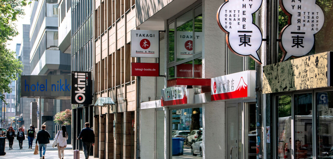 Häuserzeile mit japanischen Geschäften in der Immermannstraße in Düsseldorf