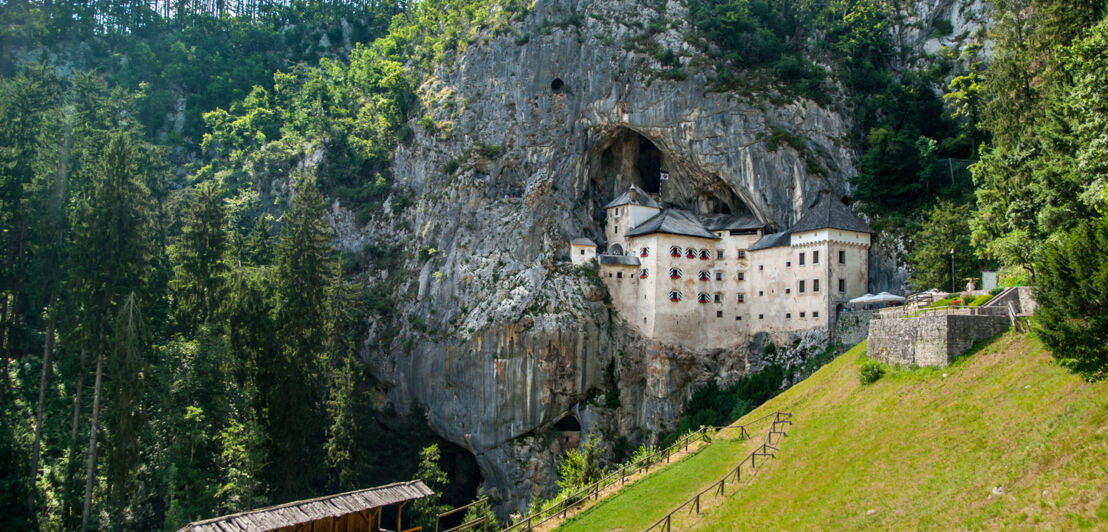 Luftaufnahme der Höhlenburg in Predjama