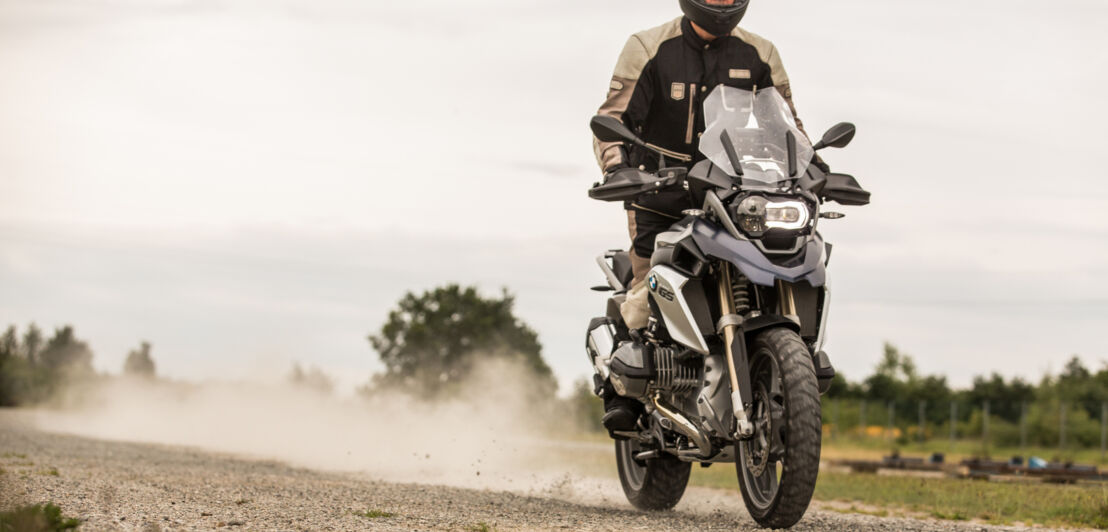 Motorradfahrer bei einem Fahrsicherheitstraining