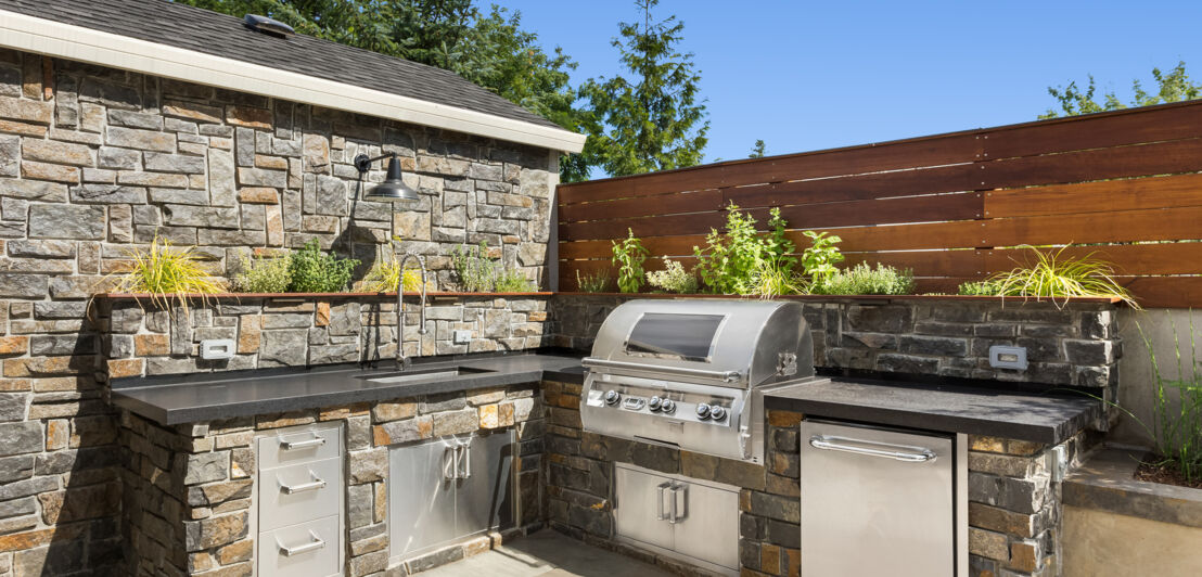 Terrasse mit Grill und Küche in Steinoptik im Freien