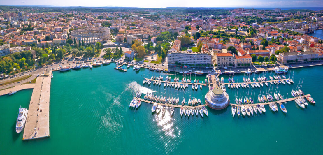 Panoramablick auf die historische Stadt Pula und ihren Hafen