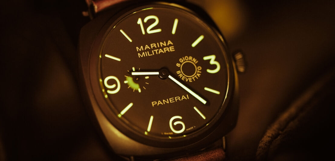 Nachleuchtende Zeiger und Ziffern auf dem Zifferblatt einer Panerai-Taucheruhr mit braunem Vintage-Lederarmband