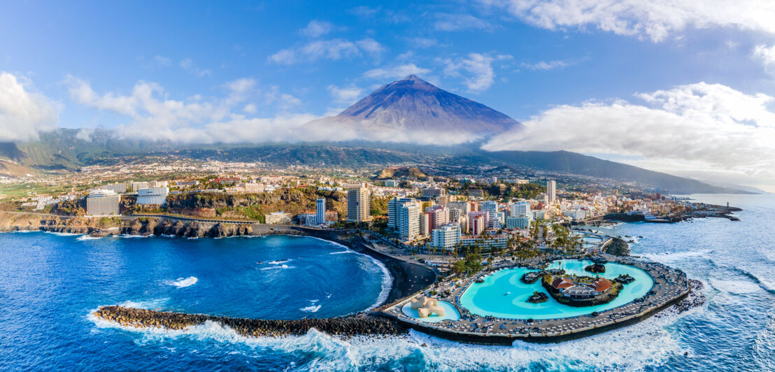 Panorama von Puerto de la Cruz am Meer mit Vulkanberg im Hintergrund