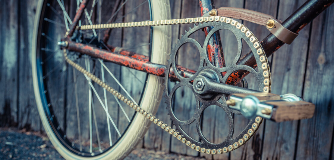 Nachaufnahme einer goldenen Fahrradkette 