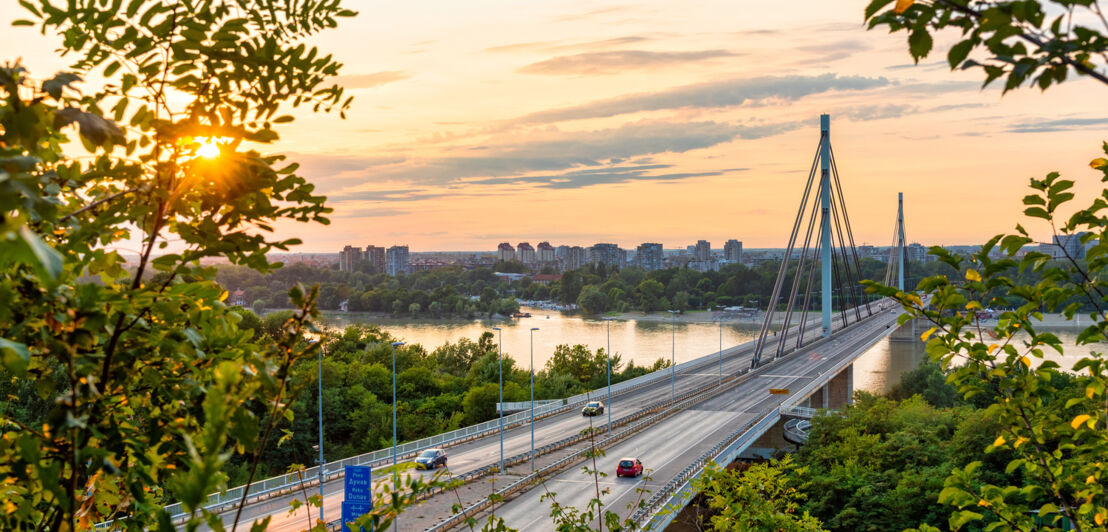 Eine Brücke bei Novi Sad, die über die Donau führt.