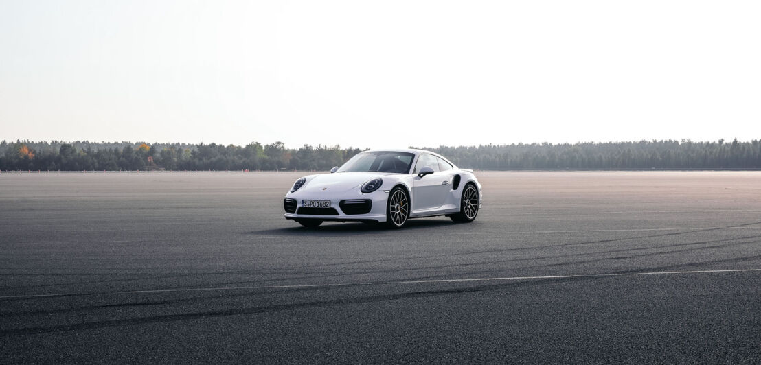 Ein Porsche 911 Turbo S auf einem Flugfeld.