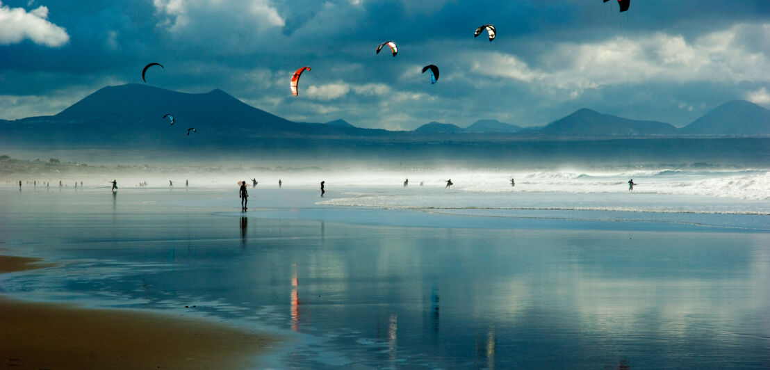 Der Playa de Famara mit Kitesurfern