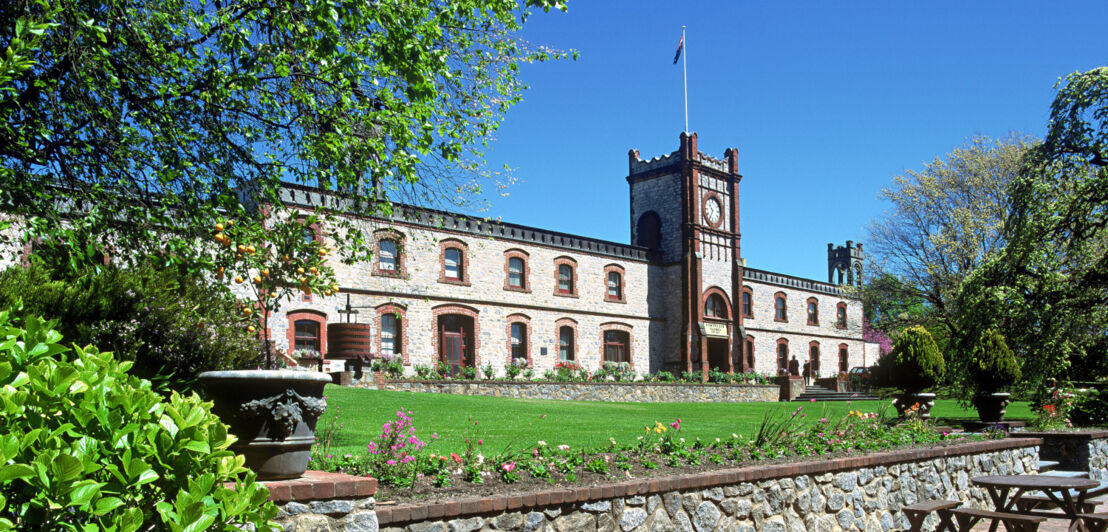 Ein historisches Gutshaus mit Garten