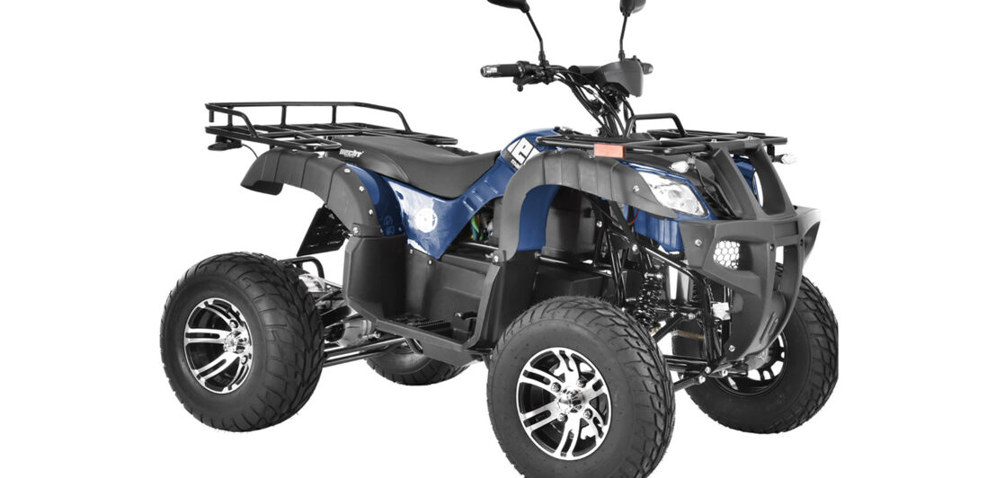 Ein massives E-Quad mit blauen Applikationen vom tschechischen Hersteller Hecht