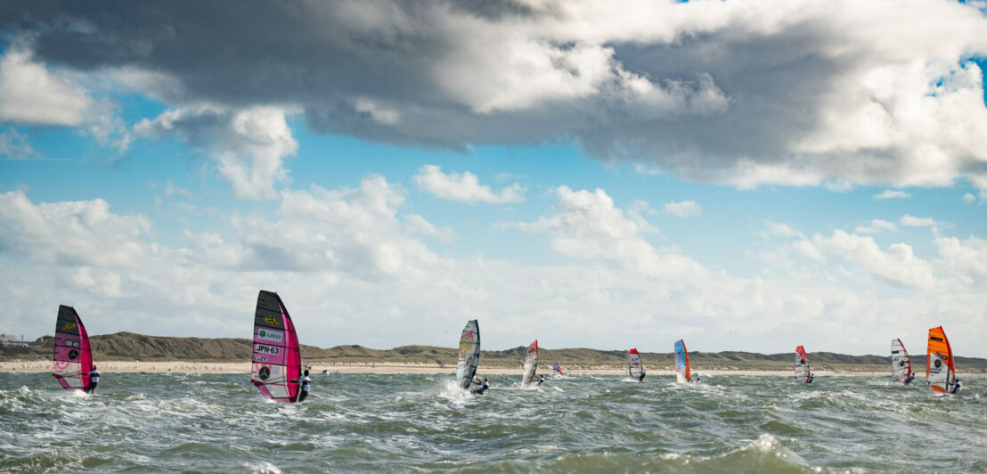 Windsurfer auf dem Wasser am Brandenburger Strand auf Sylt