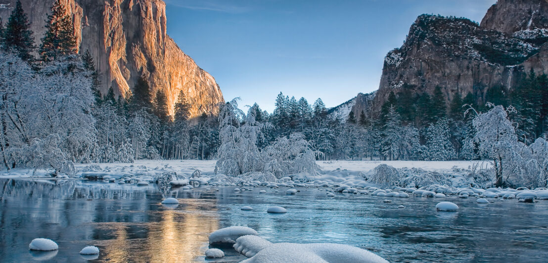 Ein Flusstal im Winter.