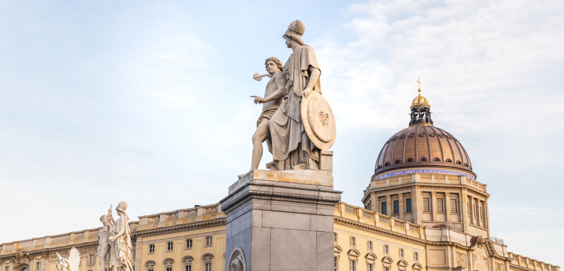 Fassade mit Kuppel des Humboldt Forums im Berliner Schloss