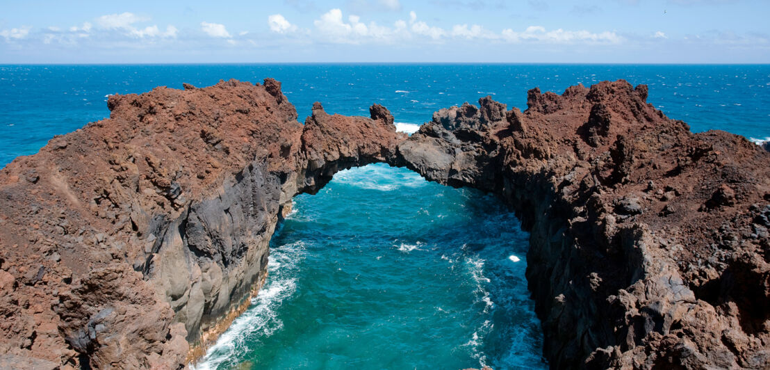 Felsbogen auf El Hierro, durch den das Meer rauscht