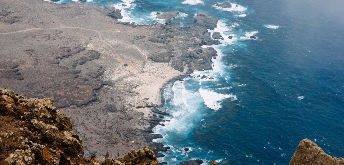 Luftaufnahme eines Strandes von El Hierro.