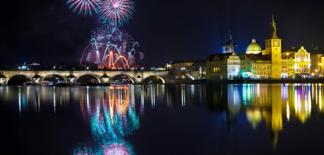 Feuerwerk über der Karlsbrücke in Prag.