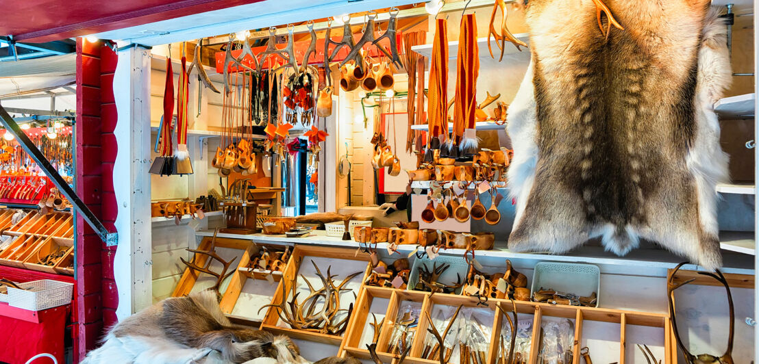 Ein weihnachtlicher Stand mit Rentierfellen, Hörnern und weiterer finnischer Handwerkskunst