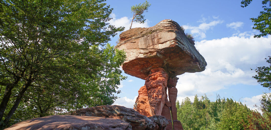 Ein großer Felsbrocken, der auf einer schmalen Steinstehle steht