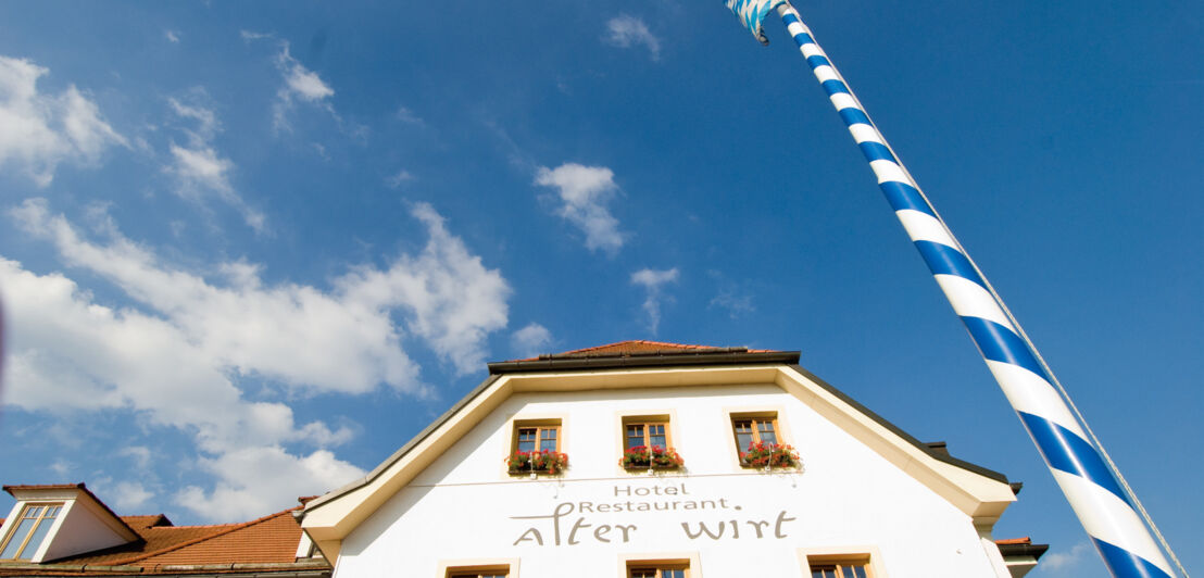 Blick auf das Restaurant Alter Wirt aus der Froschperspektive