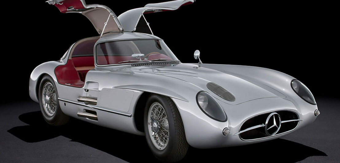 Ein Mercedes Benz 300 SLR Uhlenhaut-Coupé mit Flügeltüren, Studioaufnahme von links vorne