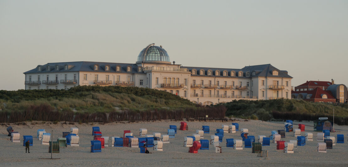 Strandhotel Kurhaus Juist, im Vordergrund Strandkörbe