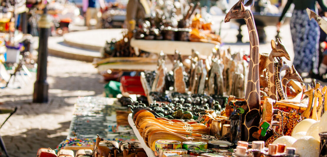 Kunstgegenstände auf einem Markt im Freien