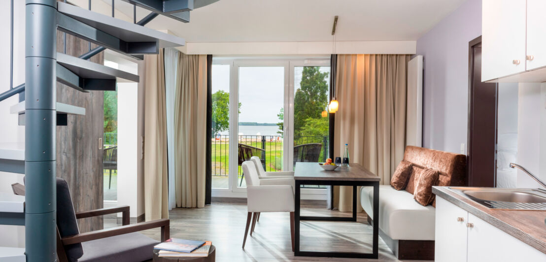 Blick in ein Hotelzimmer mit Blick aufs Meer