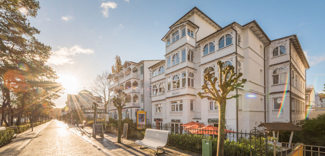 Blick auf ein altes Gebäude mit untergehender Sonne