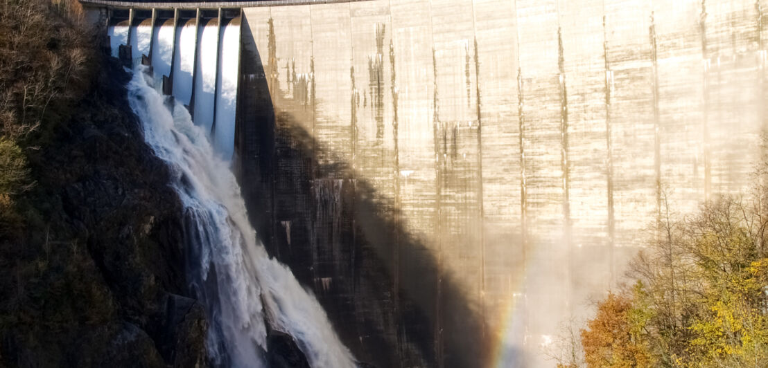 Blick auf den Staudamm von Contra Verzasca Ticino in der Schweiz