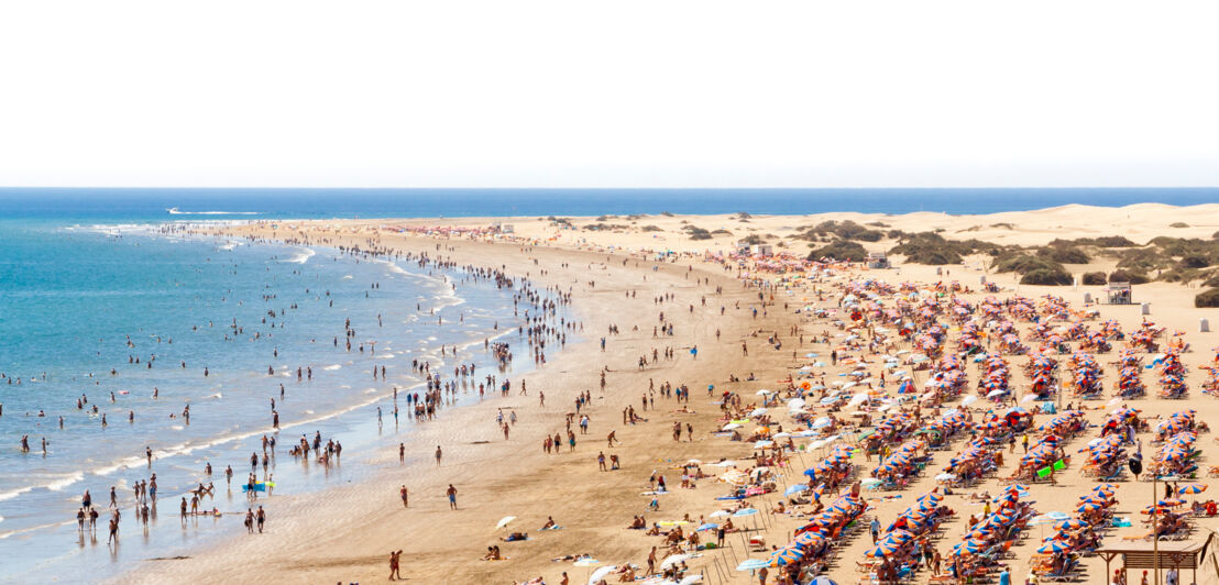 Viele Menschen an der Playa del Ingles in Maspalomas, Kanarische Inseln