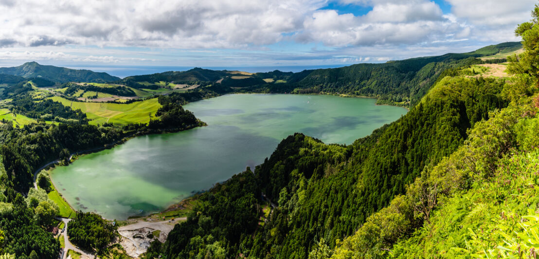 Malerische Aussicht auf den Furnas-See auf der Azoreninsel São Miguel.