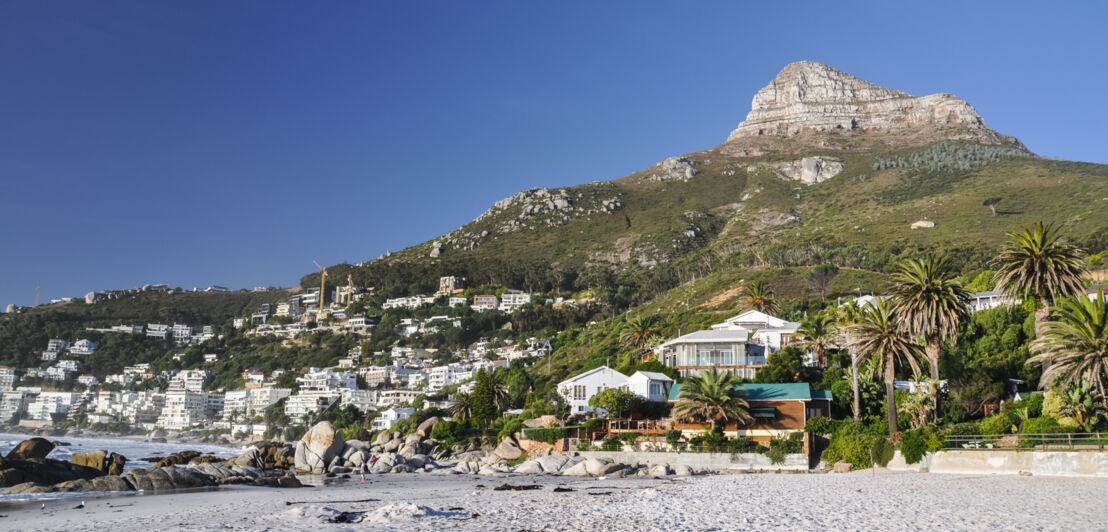 Sandstrand bei Kapstadt mit Blick auf den Berg Lion’s Head