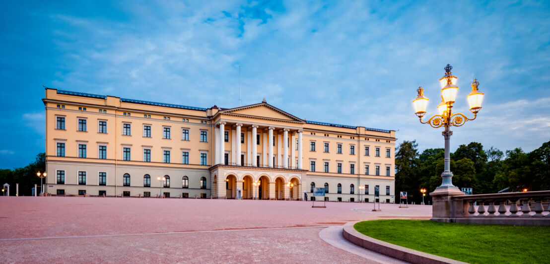 Königliches Schloss mit Vorplatz in Oslo