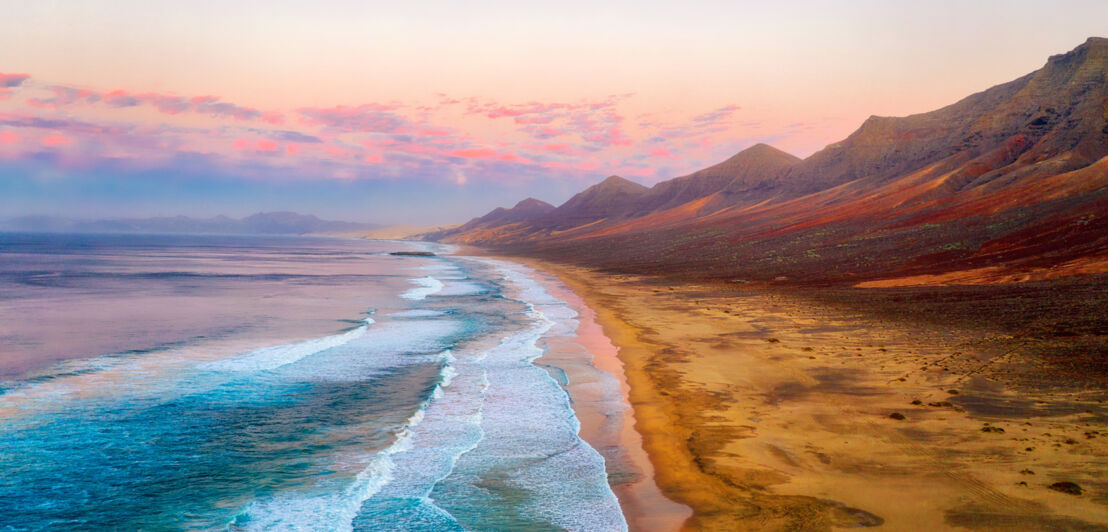 Blick auf den Strand Playa de auf Fuerteventuras bei Sonnenuntergang