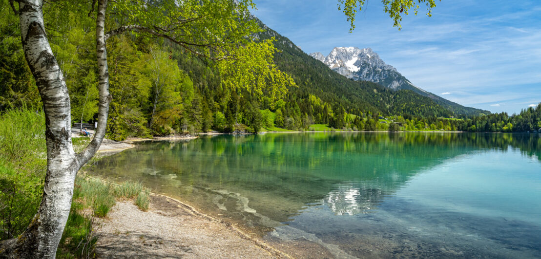 Ein See in einer Berglandschaft