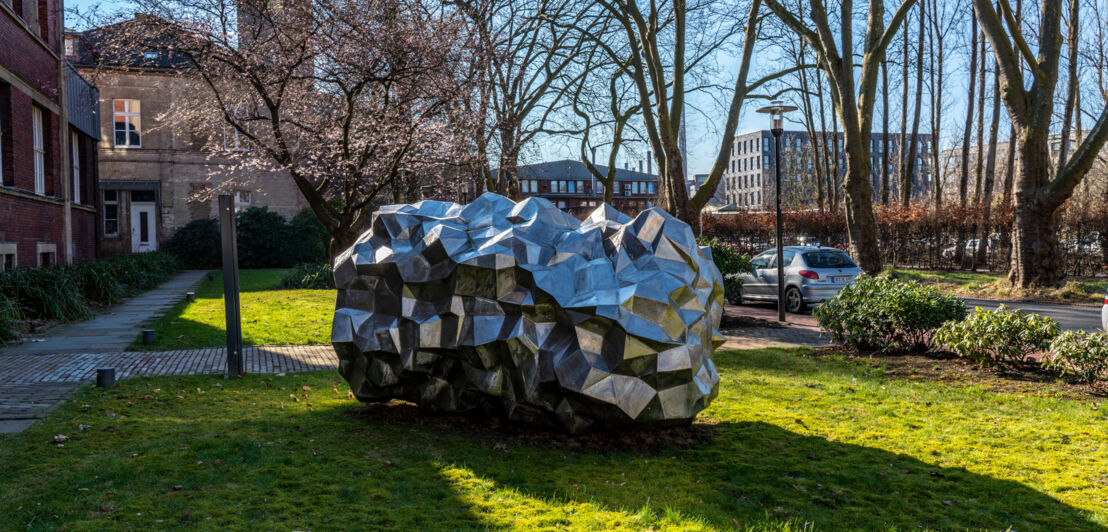 Eine Skulptur aus Metall vor dem Verwaltungsgebäude der Stiftung Zollverein in Essen 