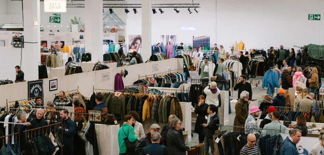 Messestände auf der Messe SEEK mit vielen Besuchenden