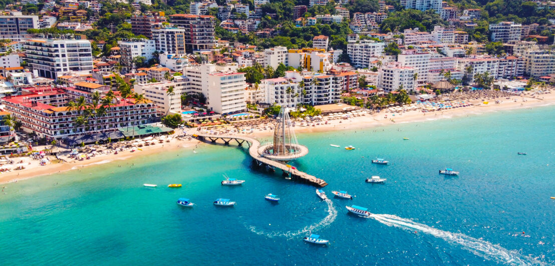 Luftaufnahme des Seebads Puerto Vallarta mit Meer, Strand und Hotels