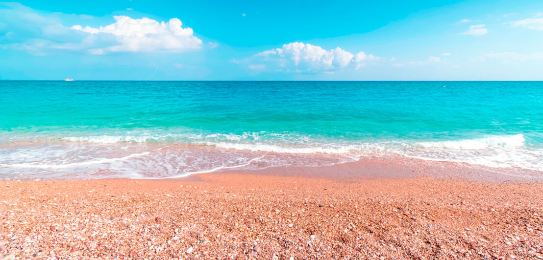 Bunte Kieselsteine an einem Strand auf Rhodos